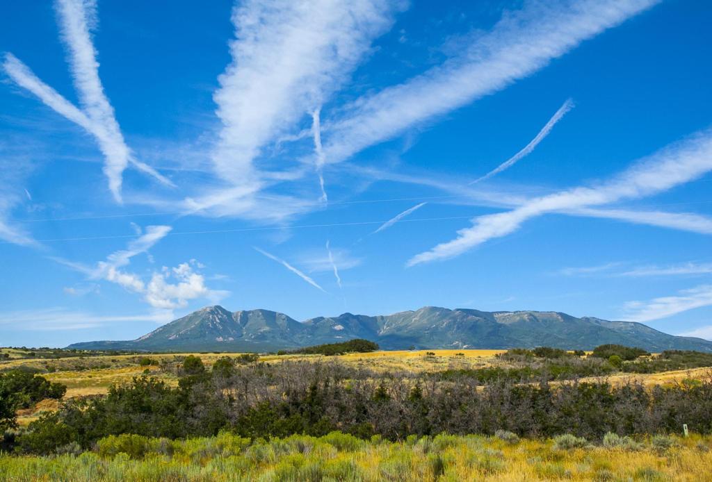 ‘Chemtrail’ theories warn of health dangers from contrails. The idea takes wing at Kennedy’s HHS – San Bernardino Sun
