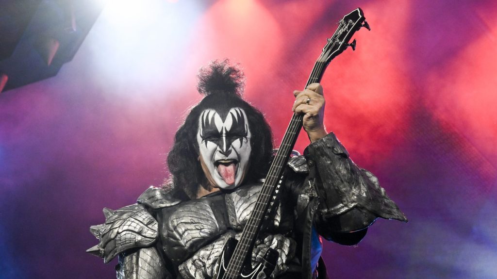 KISS member Gene Simmons recovering after crash into parked vehicle in Malibu – San Bernardino Sun