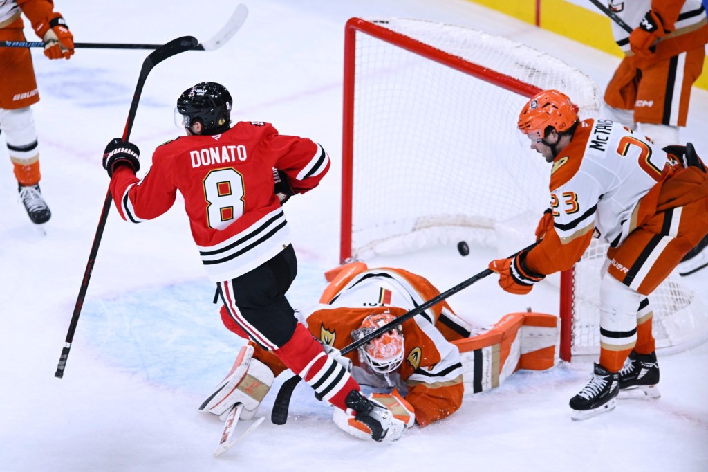 Ducks fall to Blackhawks in overtime, Joel Quenneville returns to Chicago – San Bernardino Sun