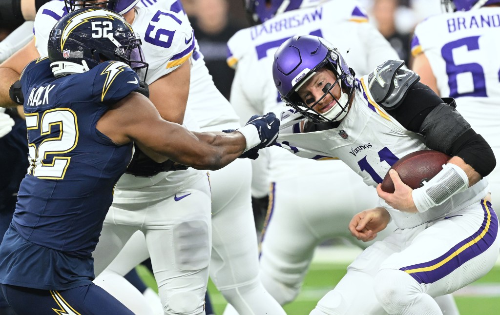 Chargers regain defensive identity with healthier Mack on field