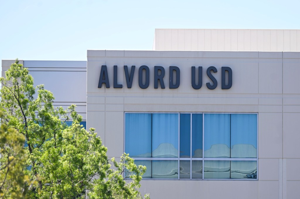 Felon enters bus carrying Alvord Unified students in Riverside, asks to be hospitalized, police say – San Bernardino Sun