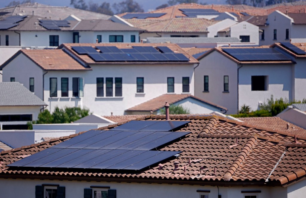 Regulators know Edison, PG&E are slow to hook up solar. Why no penalties? – San Bernardino Sun