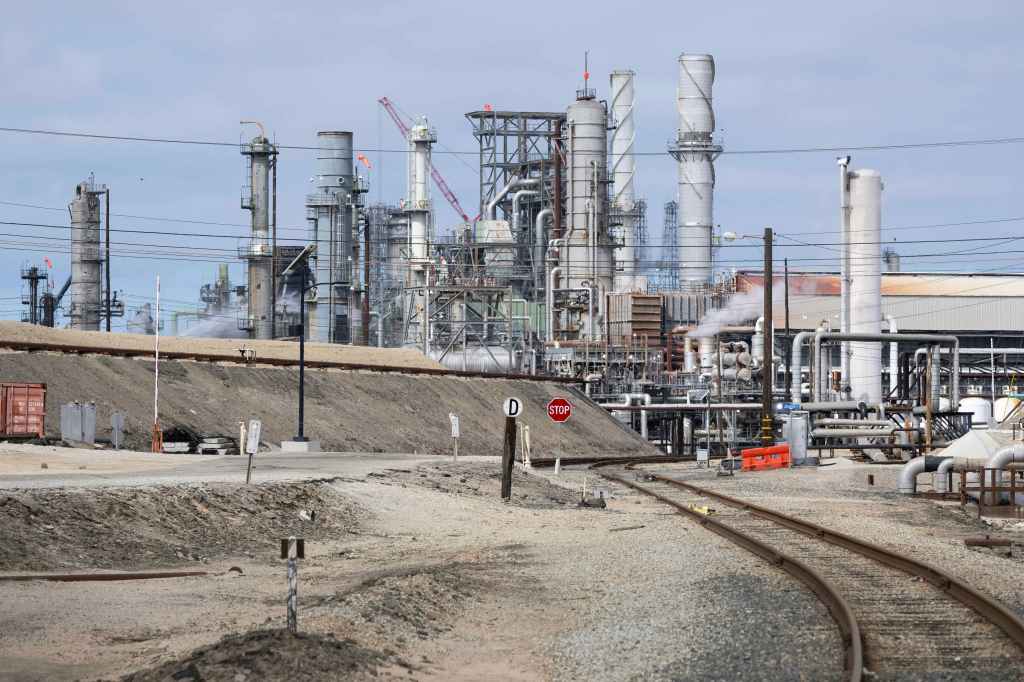 Refinery fire spotlights California’s gas supply crunch and high prices at the pump – San Bernardino Sun