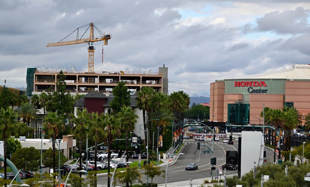 Economy shows ‘resilience’ despite ‘thorny issues,’ CSUF economists say – San Bernardino Sun