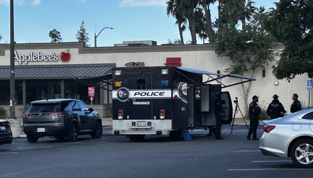 Man wielding tire iron shot to death outside Applebee’s by Corona officers, police say – San Bernardino Sun