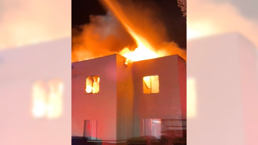 Crews battle wind-driven blaze at Rialto apartment building – San Bernardino Sun