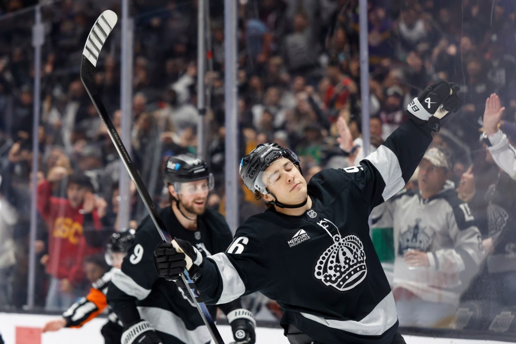 Kings hammer Blackhawks with 6-goal outburst – San Bernardino Sun