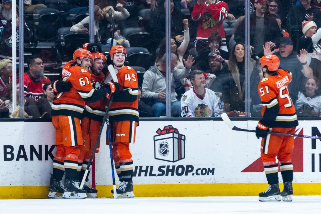 Ducks blow past Blackhawks in lopsided rout – San Bernardino Sun